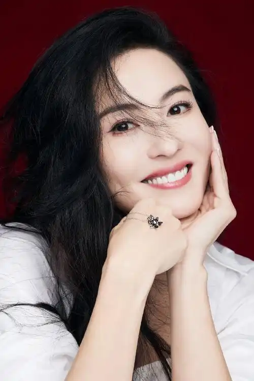 张柏芝怼脸四宫格##张柏芝白衬衫造型大片