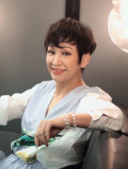 周润发前妻余安安状态超好穿条纹衫搭配半身裙高级洋气真漂亮