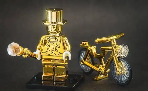 网友抽中乐高小金人被外国小伙20美元买走知道价格后都快哭了