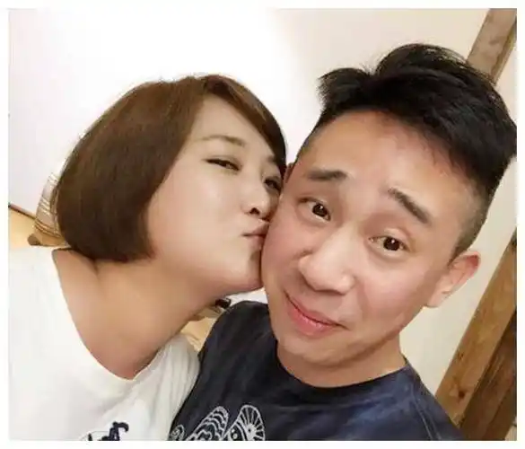 冯巩搭档贾玲,合作春晚后受欢迎,遭暴利诈骗入狱,遭判12年.