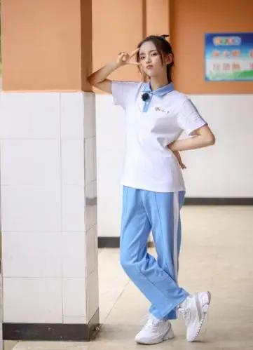 杨超越被节目组要求穿"校服",看清真人后,男生都顶不住了