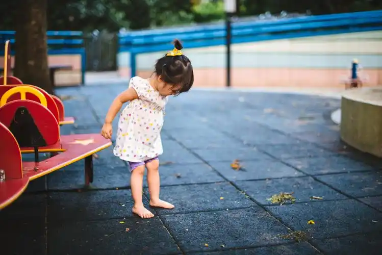 小女孩 赤脚 脚图片—正版小女孩 赤脚 脚图片_高清小女孩 赤脚 脚