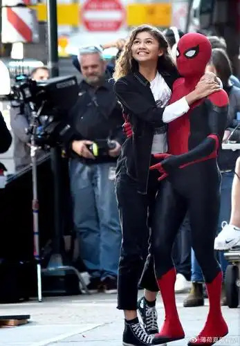 蜘蛛侠恋爱了汤姆赫兰德与赞达亚在车内激吻恋情甜蜜浪漫