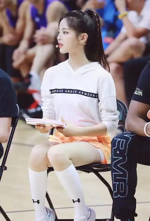 杨超越体重过百还这么自信半腿足球袜都敢挑战肉肉腿好抢镜