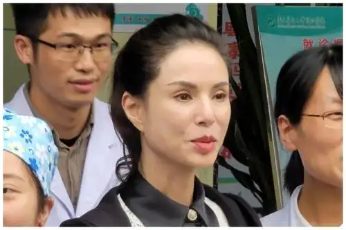 李若彤在路人镜头里是个布满皱纹的老人粉丝却不肯面对现实