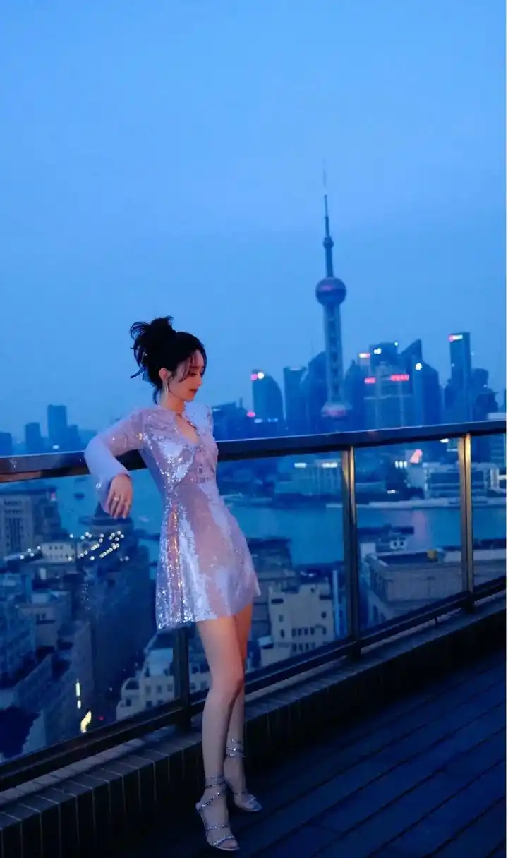 赵丽颖这套造型终于看到全身照啦 该说不说,这套风格是我喜欢的[大笑]