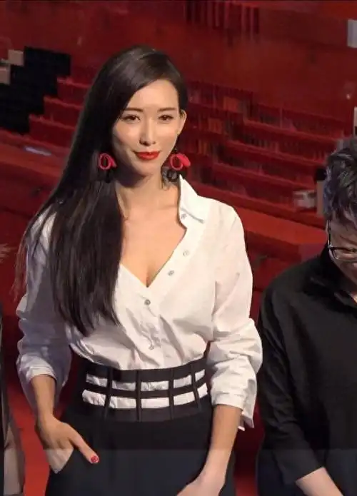 49岁林志玲的近照美丽妖娆被嘲俗气网友受婆家文化影响