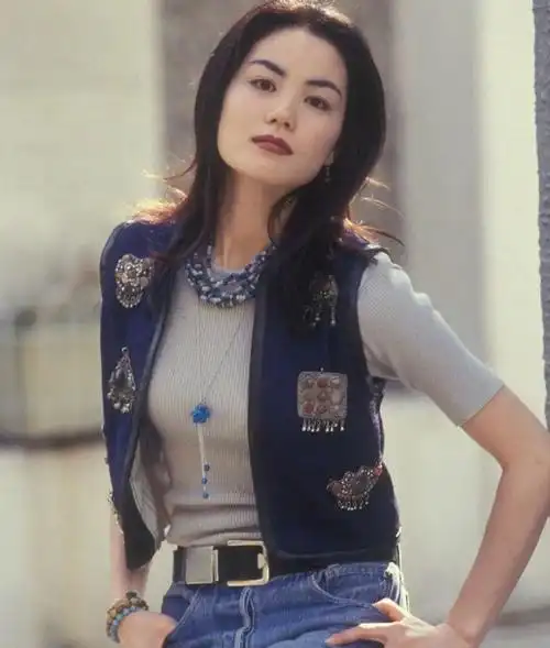 王菲的气质是偏清冷的,虽然年轻时身材和脸都很能打,但她明显不是走