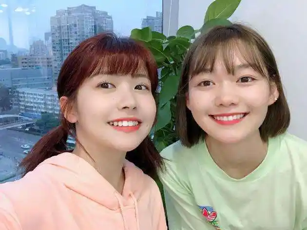 记得火箭少女中微胖的大娟吗当她与赖美云合照网友羡慕