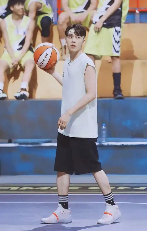 有没有李易峰打篮球的图片想打印出来放在相框里有没有无水印的