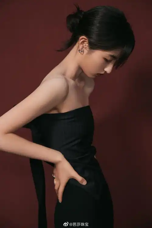 演员@张子枫 佩戴buccelliti珠宝亮相华表奖红毯现场 ……_高清图集