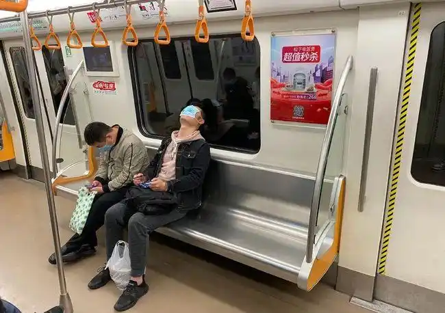 坐地铁可以不戴口罩了?在地铁上这些动作0分!