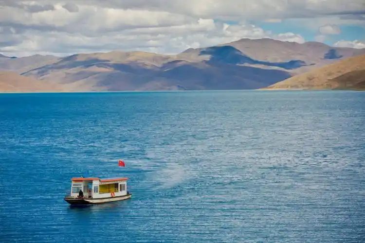 进藏第二天,高反严重,羊湖美丽的风景也只能支撑我们下车几分钟拍拍照