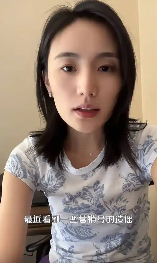 李亚鹏老婆回农村老家,穿披毡唱歌跳舞,女儿长相神似父亲_哈金_视频