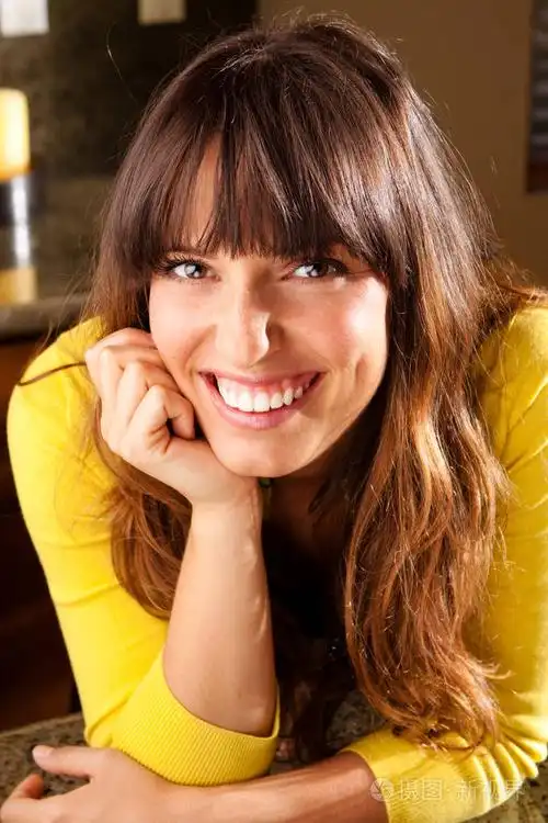 美丽年轻的幸福的女人笑和微笑