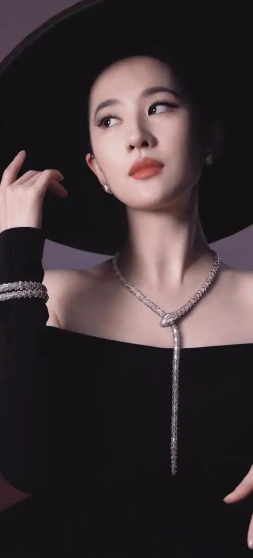 刘亦菲抹胸裙##刘亦菲时尚芭莎4月刊封面