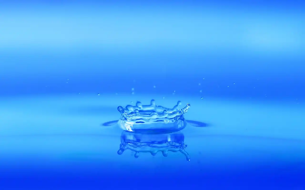 清凉水滴摄影高清桌面壁纸