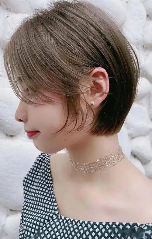 2020流行撇耳超短发