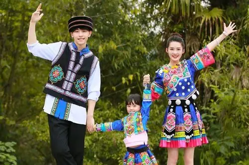 阿拉蕾探班邓伦,董大力要失宠了,网友:吃醋的还有杜江!_杨紫