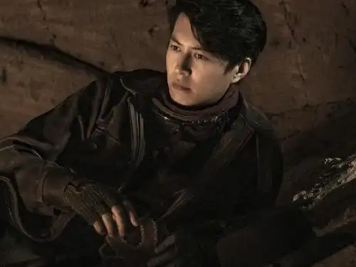 42岁靳东厉害了!白衬衫黑西装一本正经,成熟大叔尽显呆萌