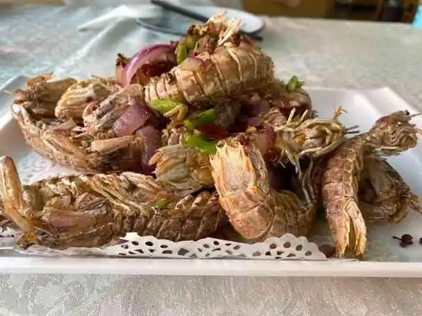 而说到青岛的美食,不得不提的就是那些琳琅满目的海鲜大排档.