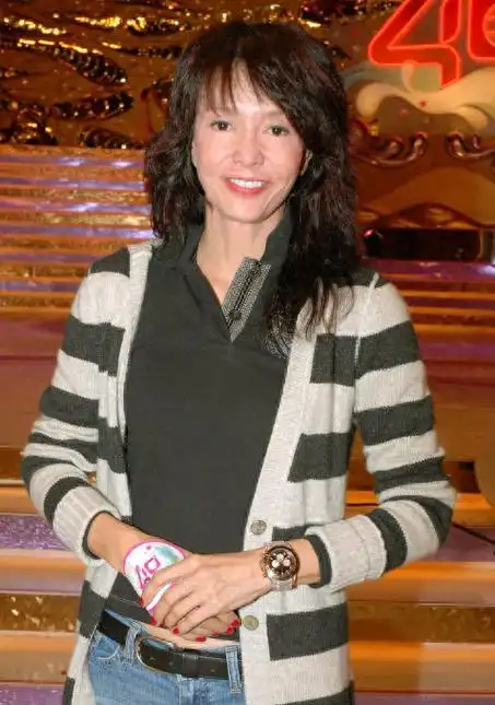 郑裕玲个人资料年龄:曾包养男友16年,66岁坚持不婚不育,除了钱一无