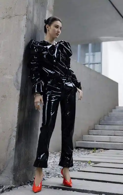 宋佳的红色高跟鞋