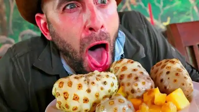 老外挑战世界上最恶心的水果,吃一口立马就后悔了!