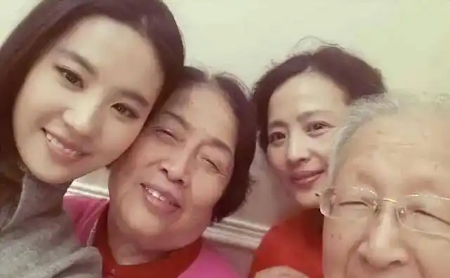 妈妈刘晓莉:两婚两离婚,还是单身,长得比女儿漂亮_教育_身体_机会