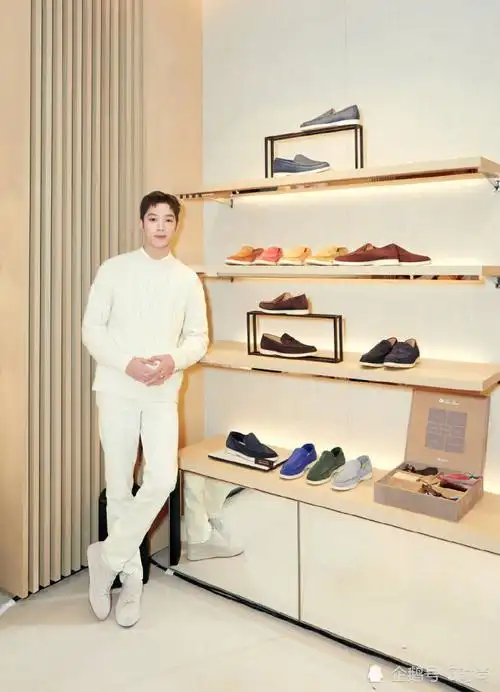 赖冠霖出席loropiana限时精品店开幕酒会身着小山羊绒纯白毛衣