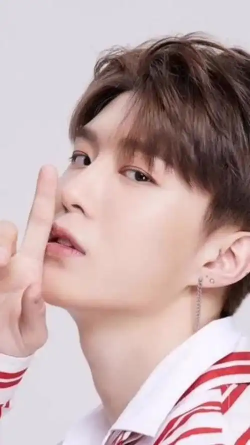 范丞丞青春洋溢星味十足 高冷范儿可爱比心