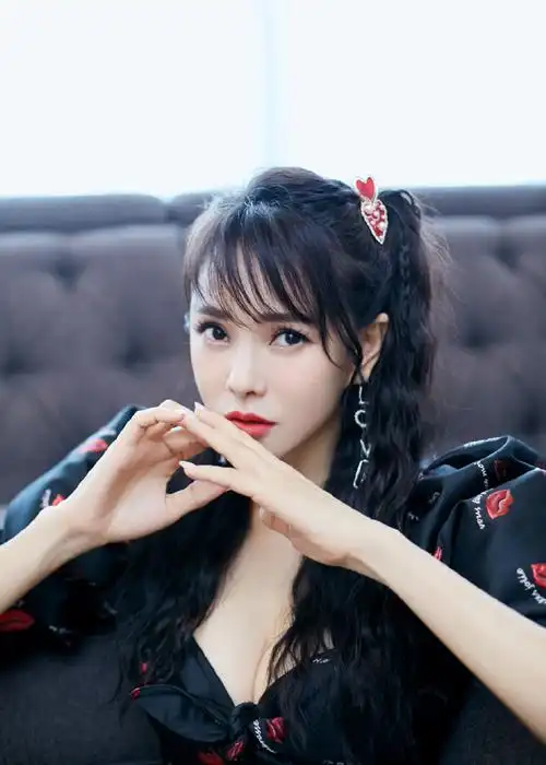 伊能静双马尾活力写真图片