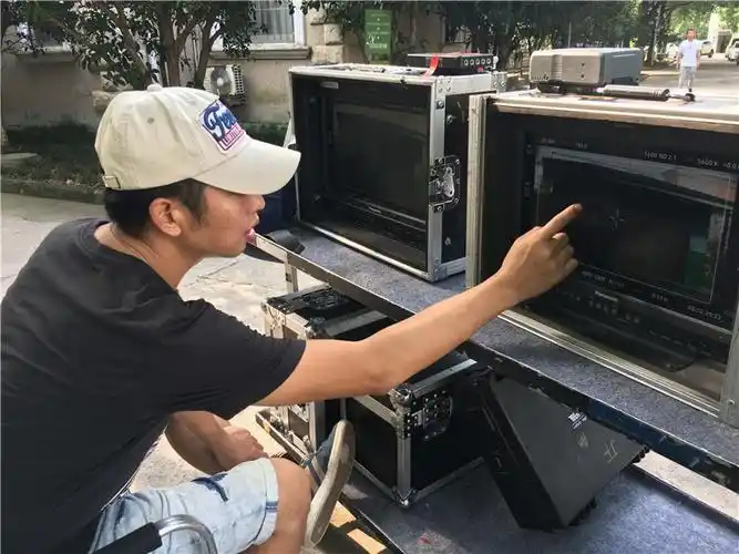 剧组先行对现场进行了布置,拉灯布线,调试设备,保障公益片的顺利拍摄