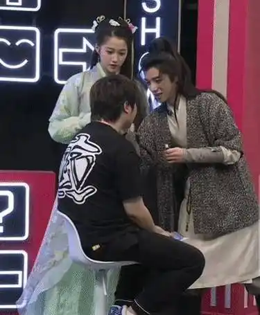 关晓彤华晨宇给吴彤化妆当吴彤转过身面对镜头所有人笑出声