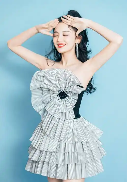 第一套,古力娜扎身穿胸前带大花朵的灰色连衣裙,脚踩性感高跟凉鞋.