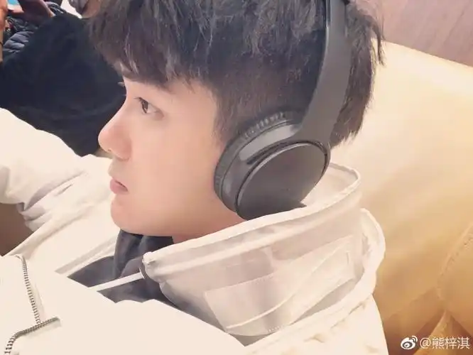 熊梓淇更新微博晒出自己的黄金侧脸,但在熊美淇眼里重点不是侧脸,他