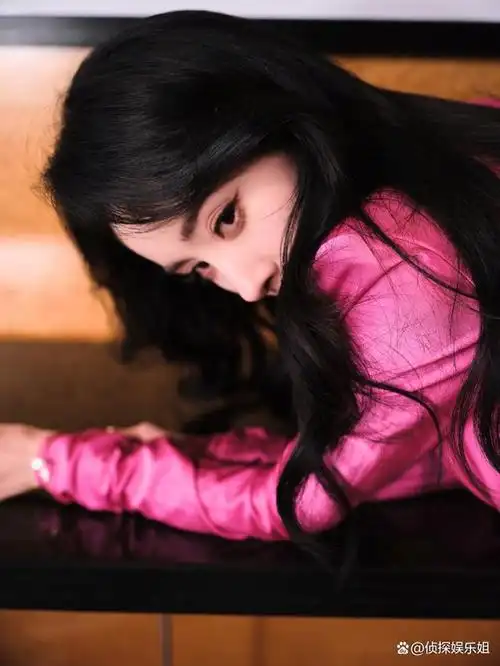 3月7日,网上曝光了数张演员杨幂现身线下活动的生图美照.