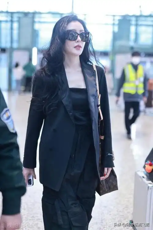 张天爱现身上海机场身穿黑色look搭大波浪御姐范十足