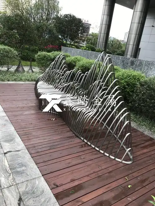 园林景观镜面黄钛金不锈钢假山造型小品艺术效果