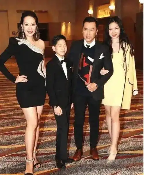 甄子丹女儿身材绝了,19岁身高就超1米8,穿紧身裙大长腿完美遗传超模妈