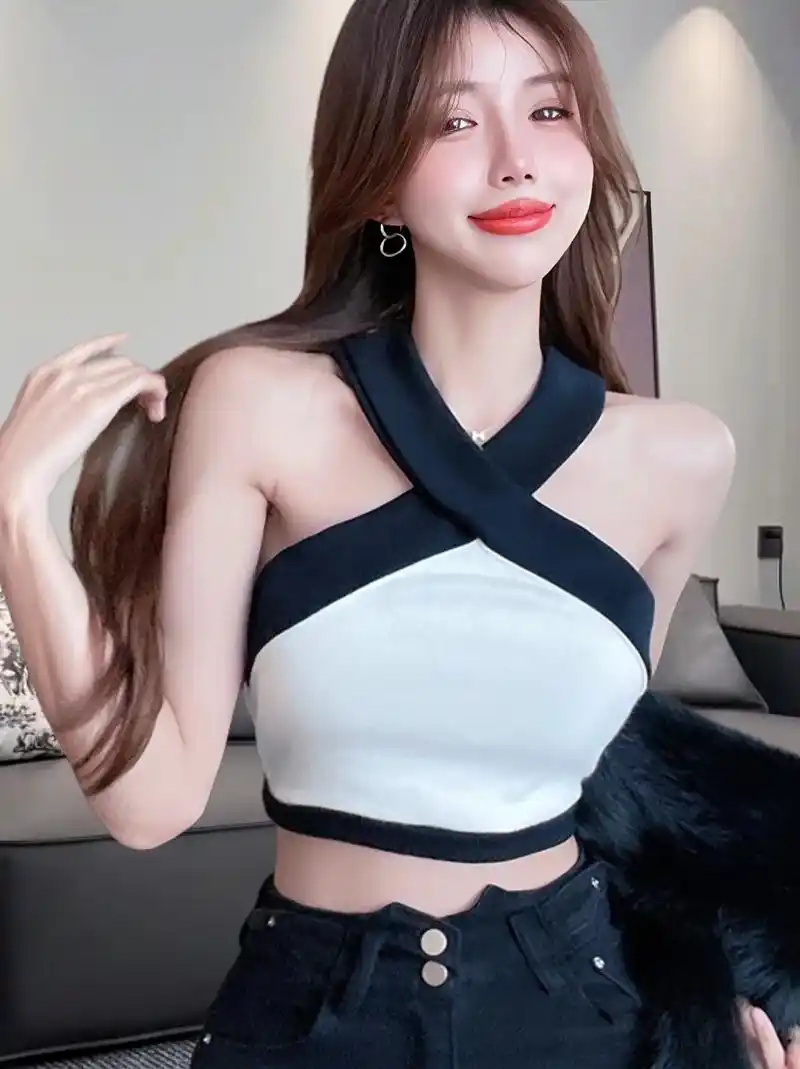 露肩吊带,黑白撞色.这款辣妹短款高腰吊带上衣真的太好看了!黑 - 抖音