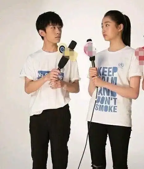 易烊千玺与关晓彤看似一样高,可当镜头拉远看到脚上物品!