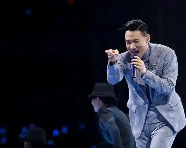 事实证明,"歌神"张学友与爱妻罗美薇,已经过上了幸福生活