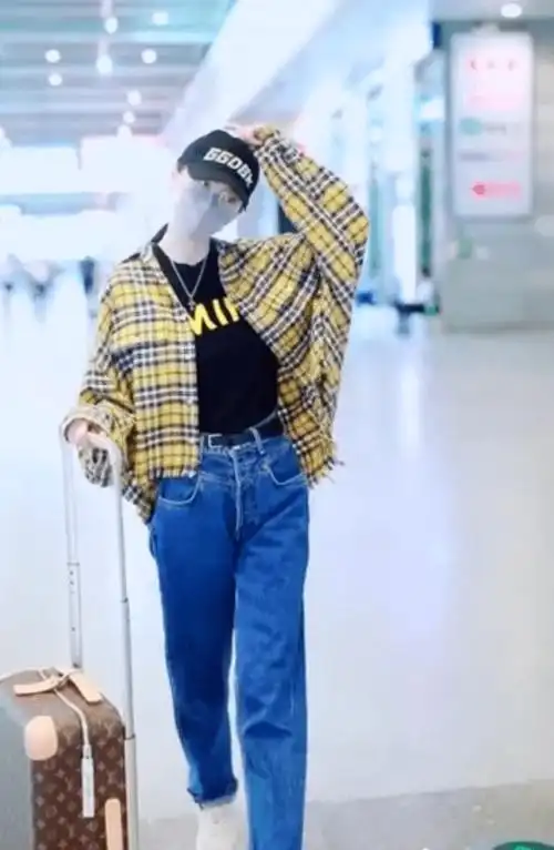 原创景甜穿格子衬衫搭牛仔裤现身机场穿搭时尚靓丽又显酷美感
