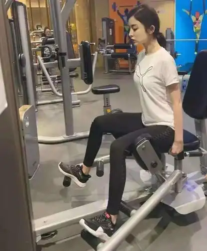 古力娜扎晒健身照绝美容颜外加超好身材她到底是怎么锻炼的