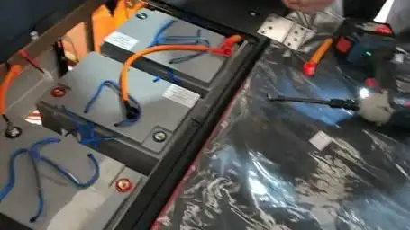 东威 三轮电动车在装电池