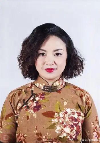 用12mm卷发棒将头发从中段开始进行烫卷处理,烫发时需仔细小心,避免