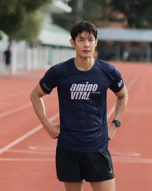 泰国男演员35岁依旧很自律,堪称"行走的荷尔蒙"!