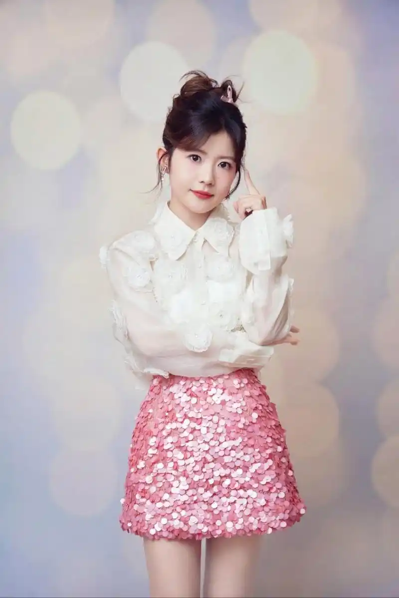 赖美云粉色短裙写真