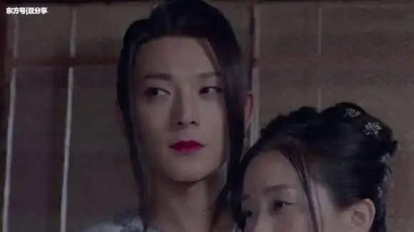 在《兰陵王妃》陈奕也有男扮女装的戏份,脖子以上真的像个妹子,巴掌